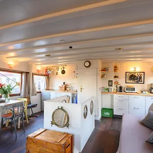 Boatapartment Animathor On Location Botel
